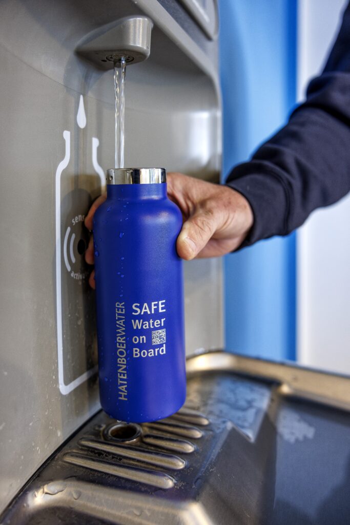 Water filling station that can be used instead of plastic bottles